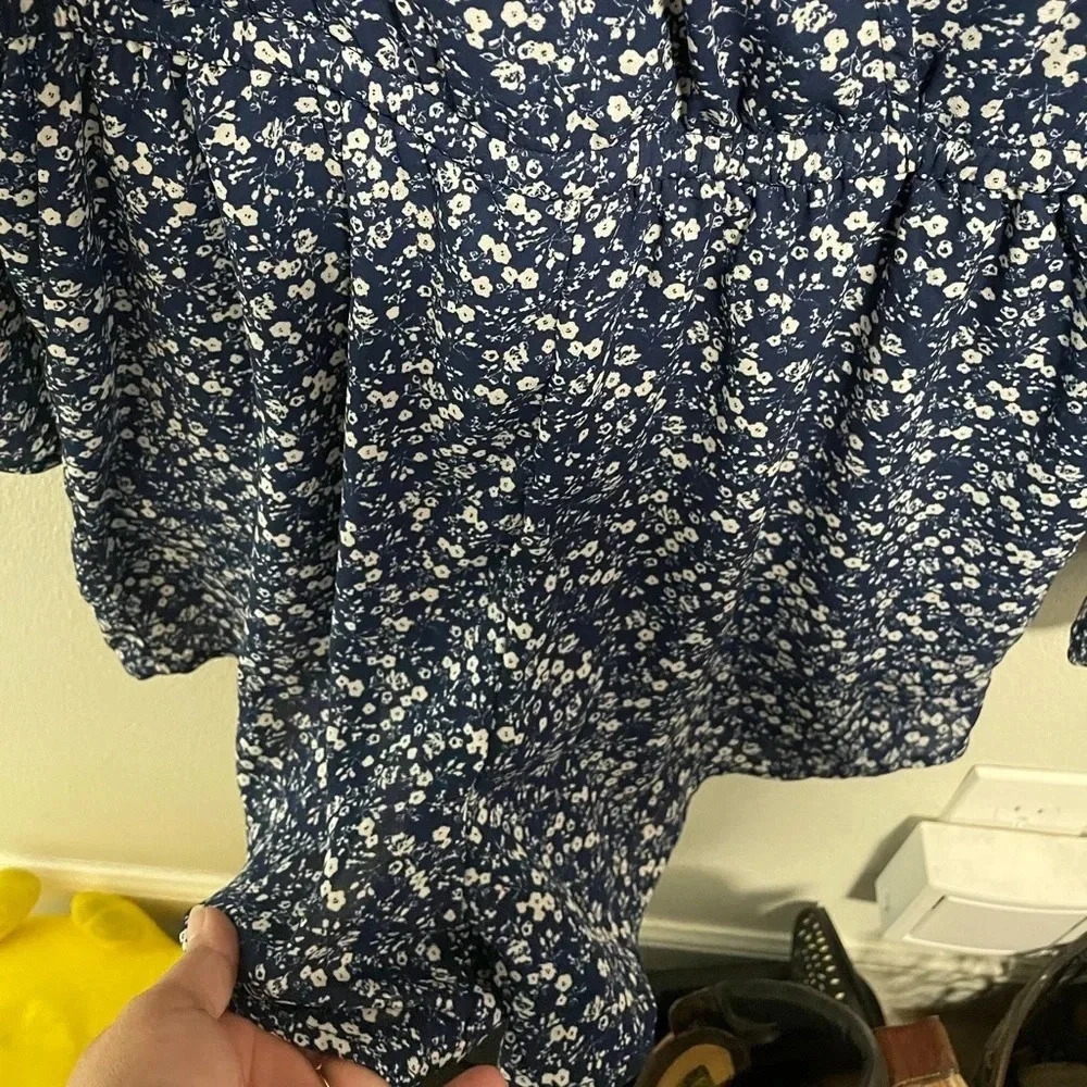 Arizona Jean Co. blue/white floral long sleeve romper peasant sleeve size Medium - Picture 4 of 5